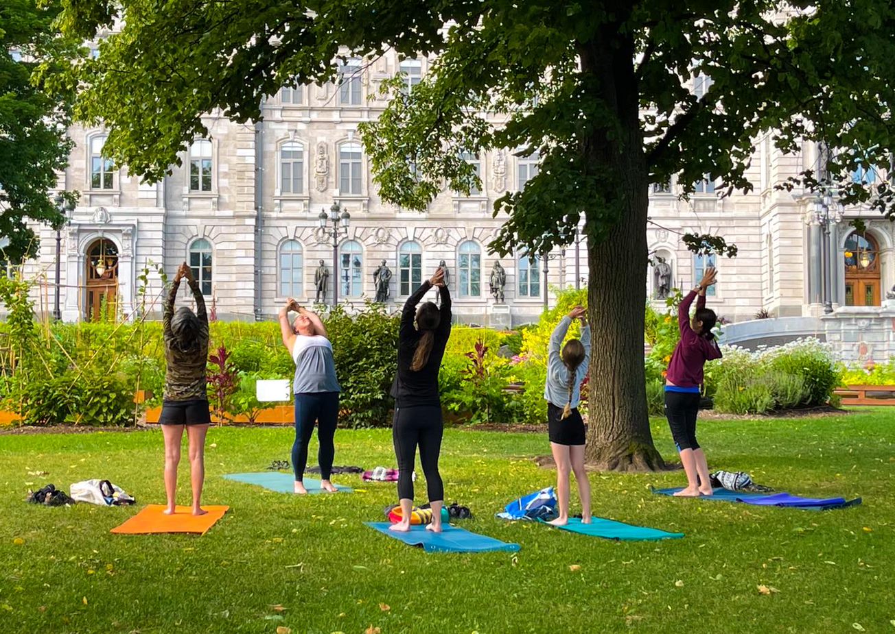 Yoga dans les jardins de l’Assemblée nationale