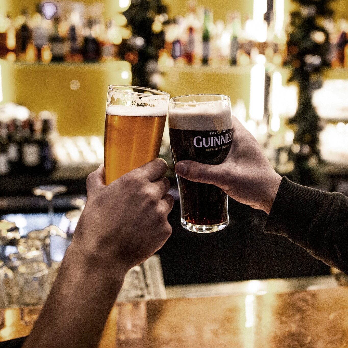 Santé de bières irlandaises au Pub Saint-Patrick