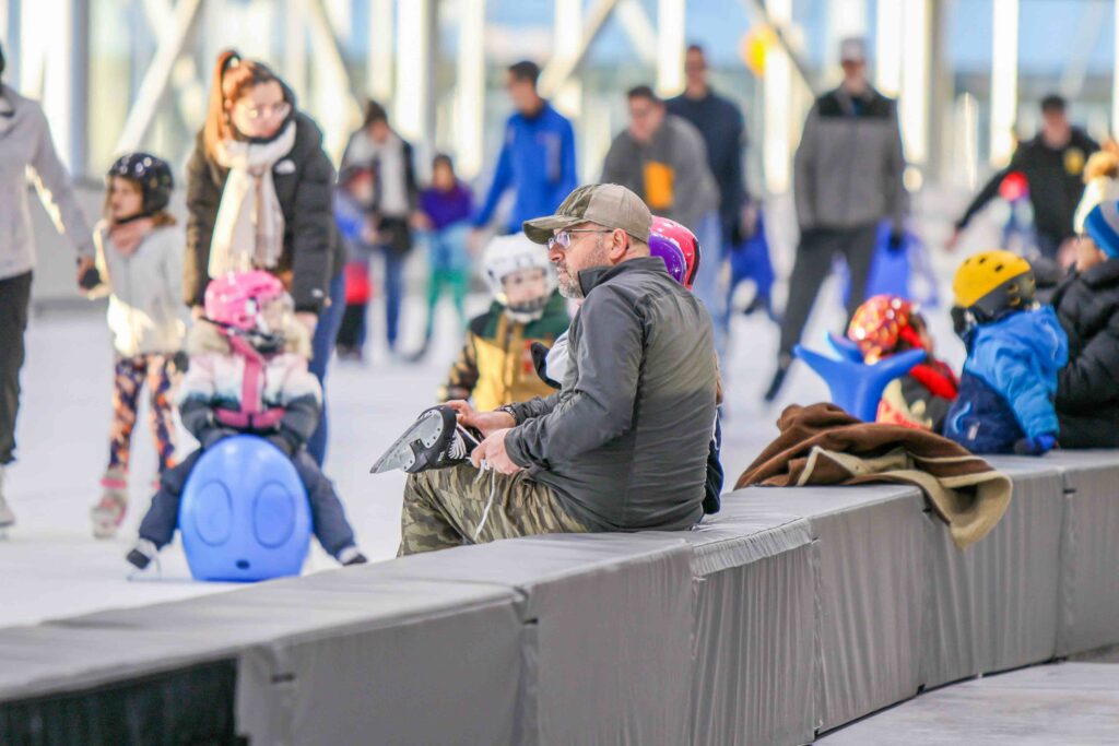 Centre de glaces Intact Assurance- Journée en famille de pluie